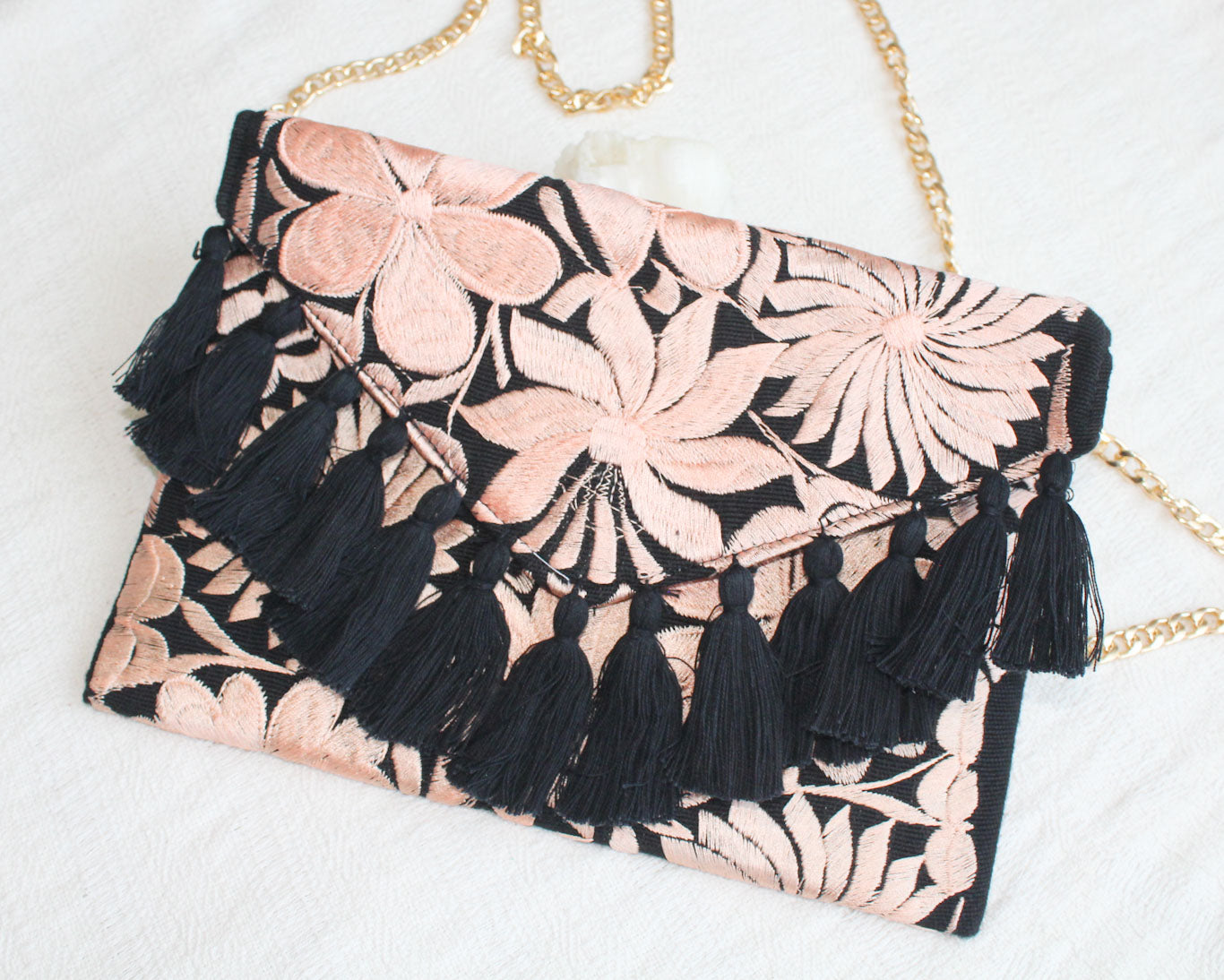 Clutch Bordado Flores Melon Negro Dorada