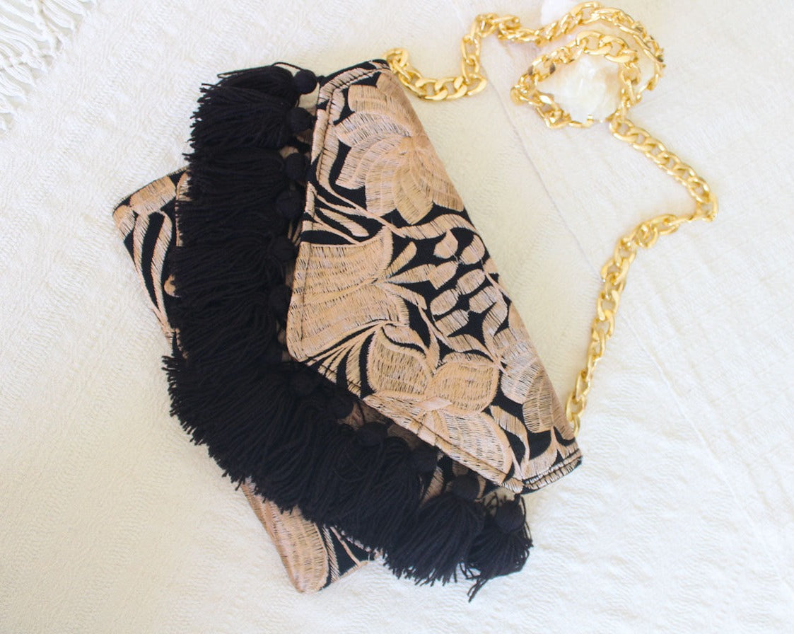 Clutch Bordado Dorada Negro