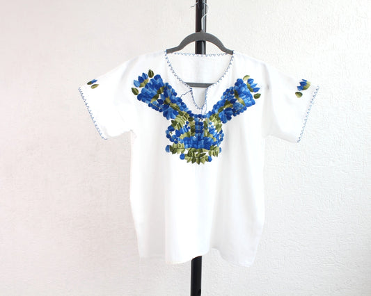 Blusa Corta Bordada Flores Azules