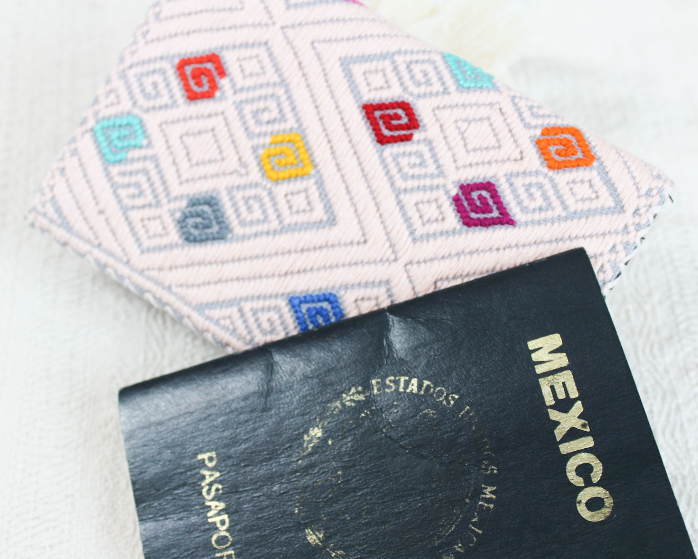 Porta Pasaporte Pejel Rosa Claro Colores