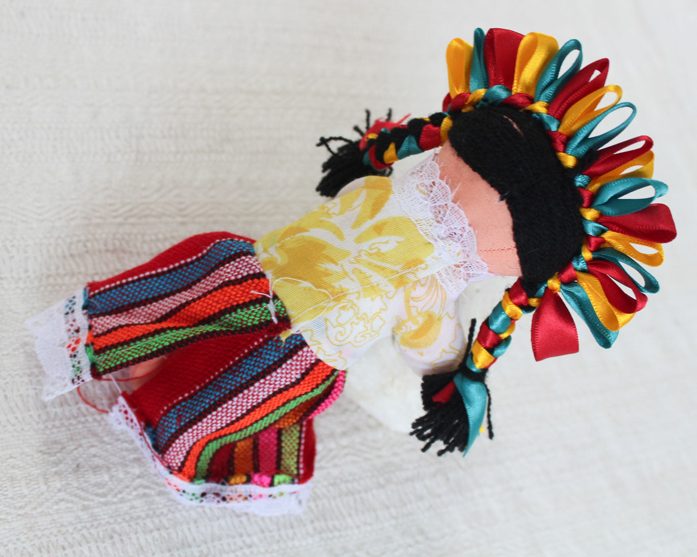 Muñeca  mediana Rojo Amarillo y azul
