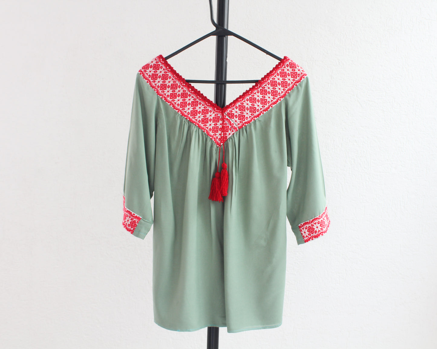 Blusa Cuello V Menta Rojo Flores CH M