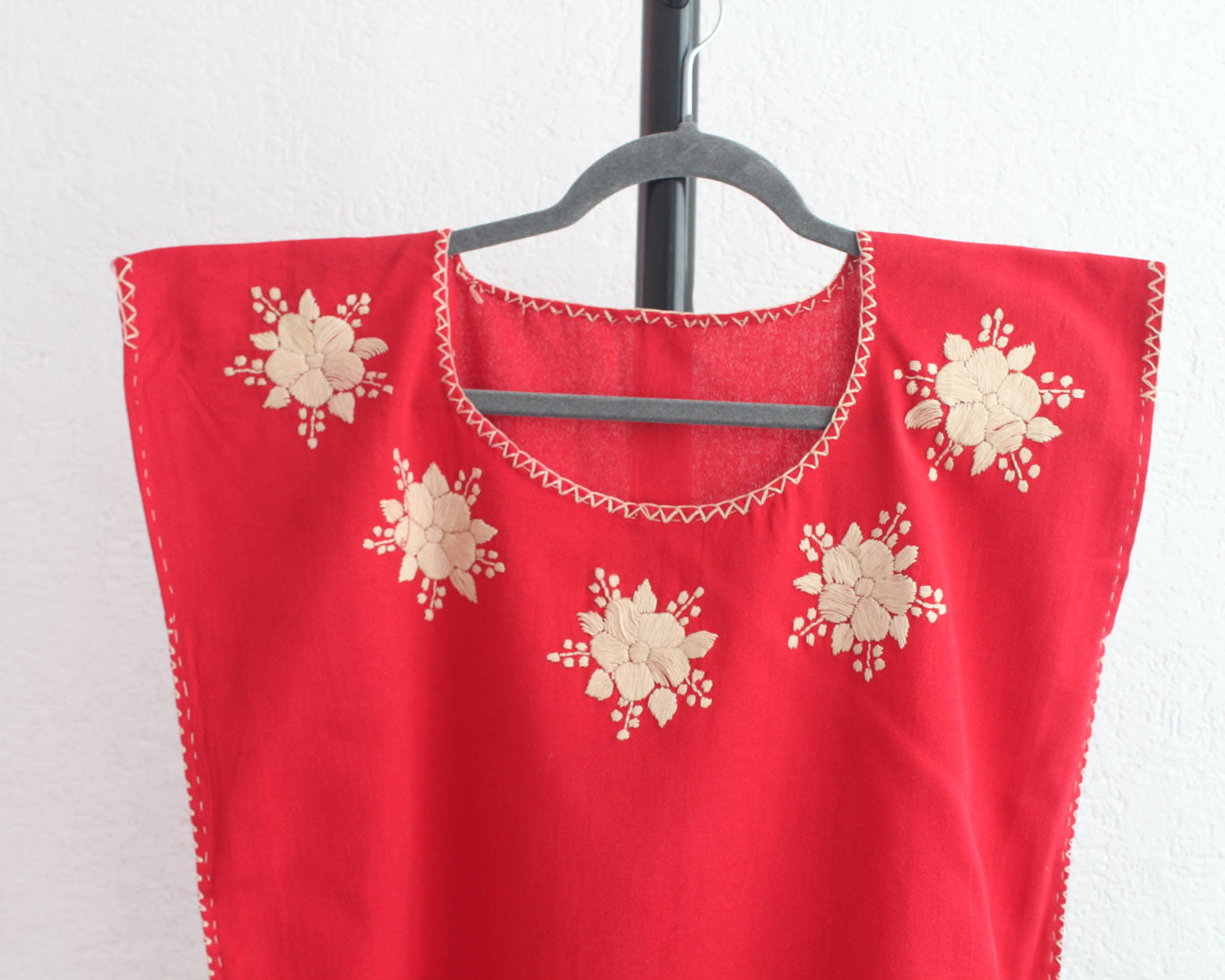 Blusa Corta Bordada Ana Rojo Beige