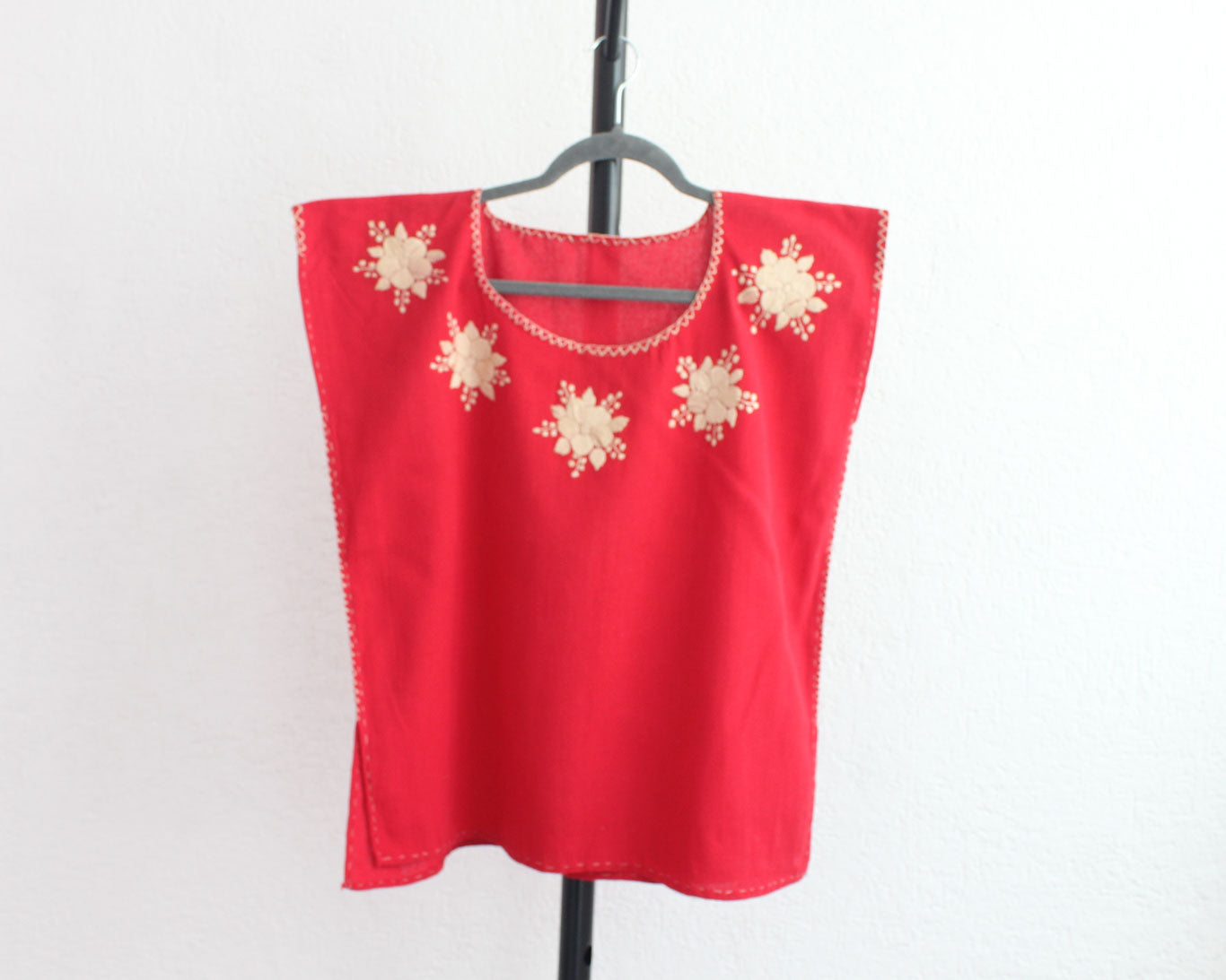 Blusa Corta Bordada Ana Rojo Beige