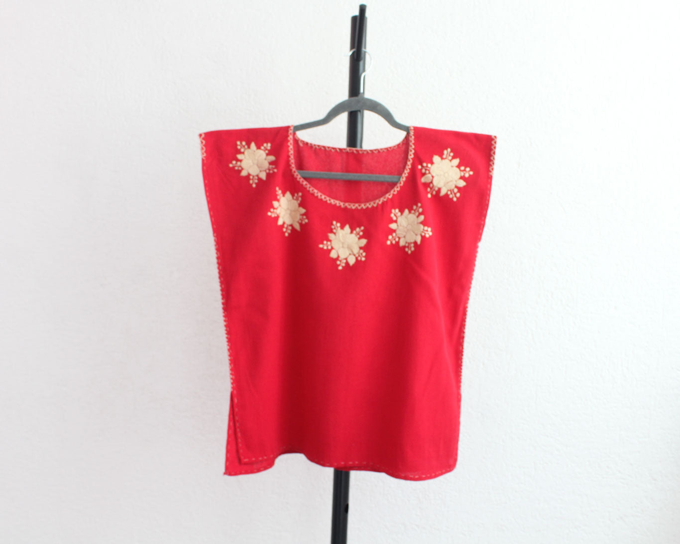 Blusa Corta Bordada Ana Rojo Beige