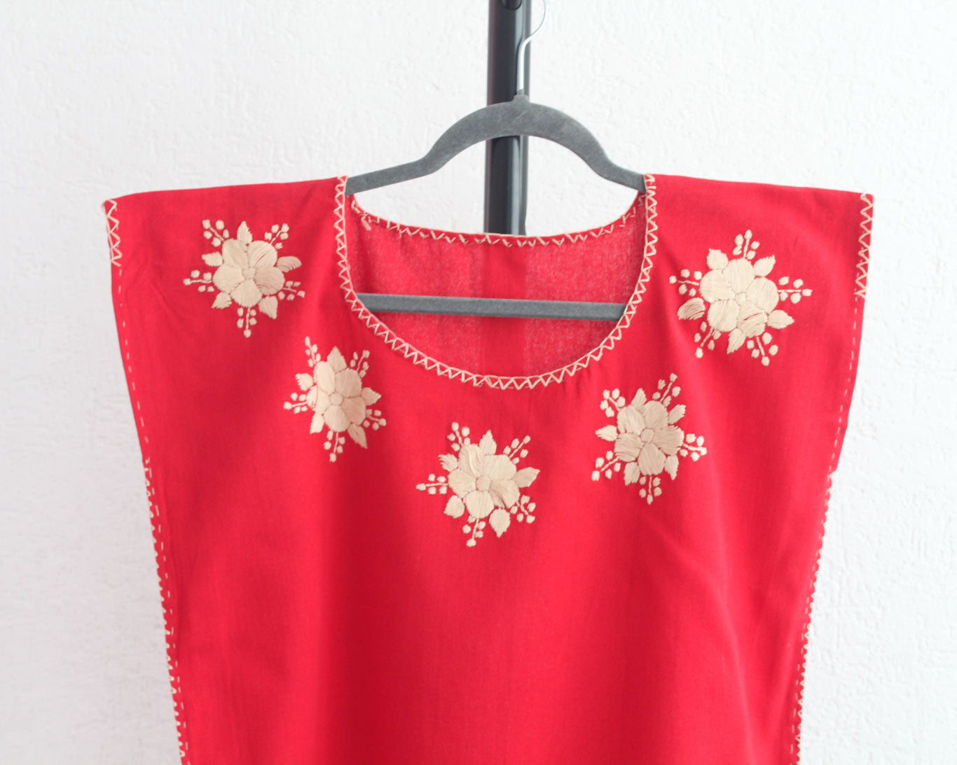 Blusa Corta Bordada Ana Rojo Beige