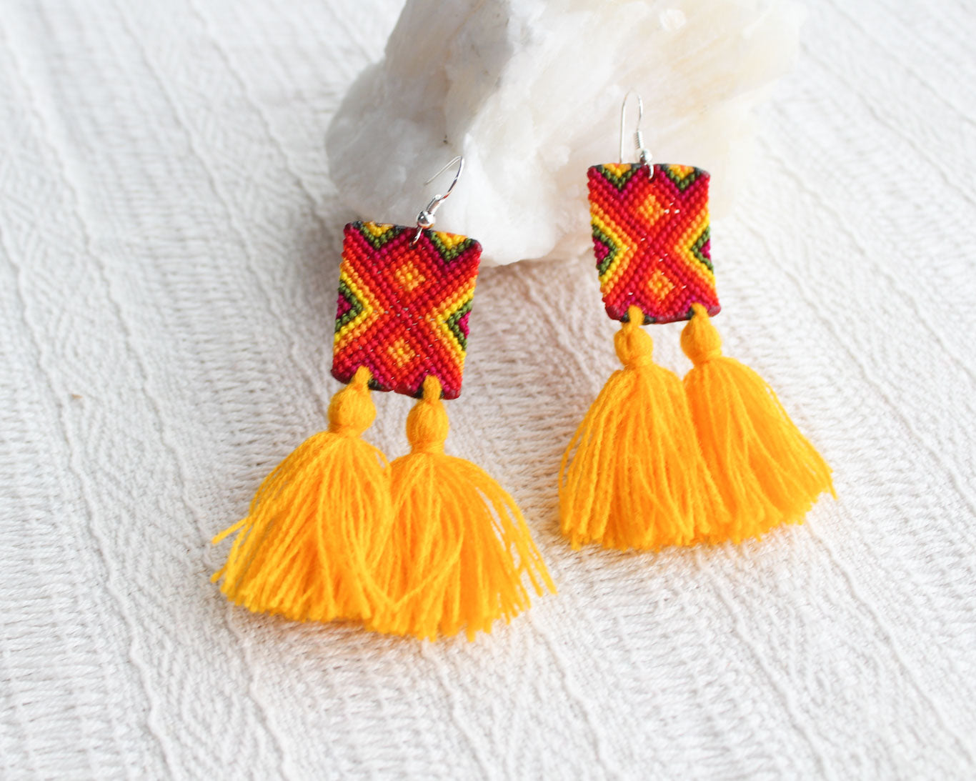 Aretes Rectángulos Tejidos Amarillo Naranja Rojo