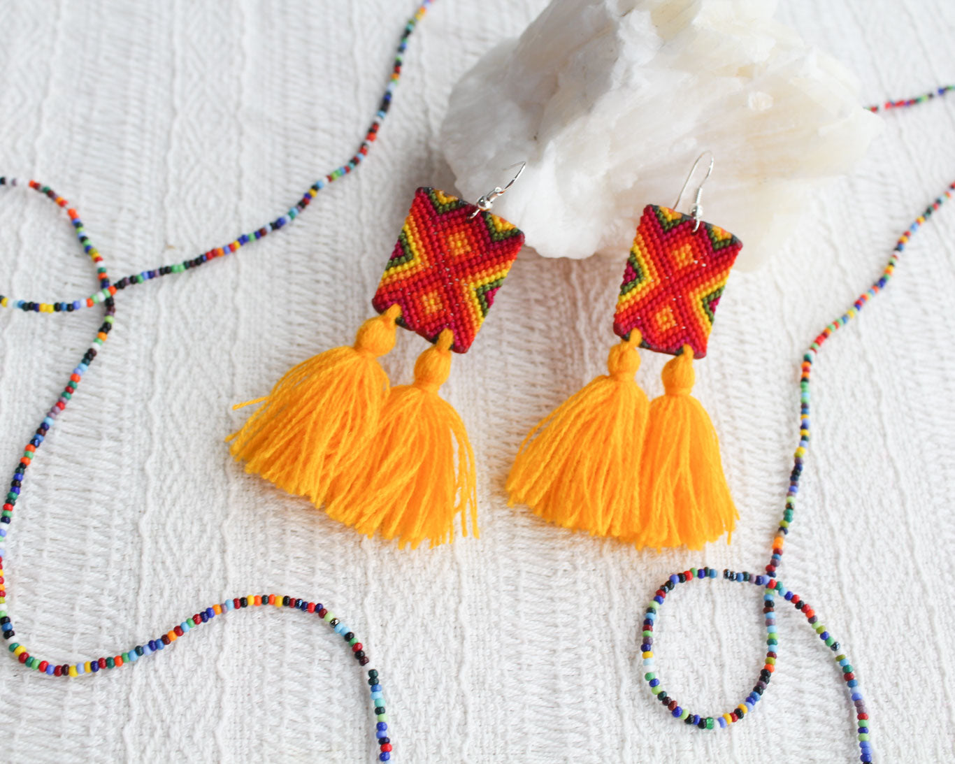 Aretes Rectángulos Tejidos Amarillo Naranja Rojo