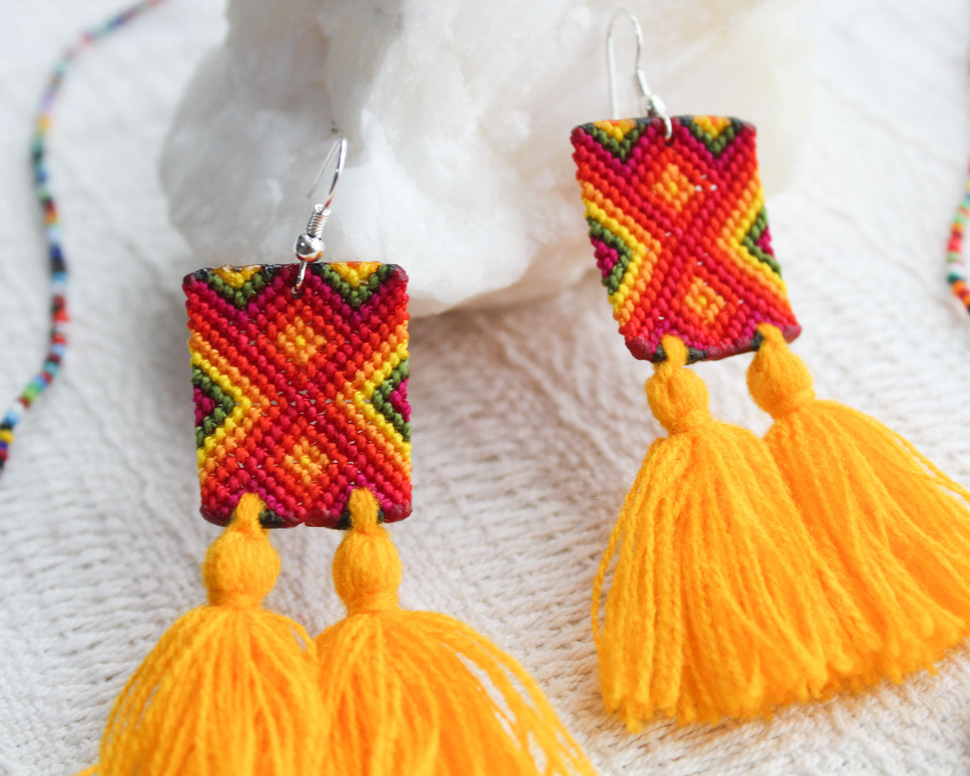 Aretes Rectángulos Tejidos Amarillo Naranja Rojo