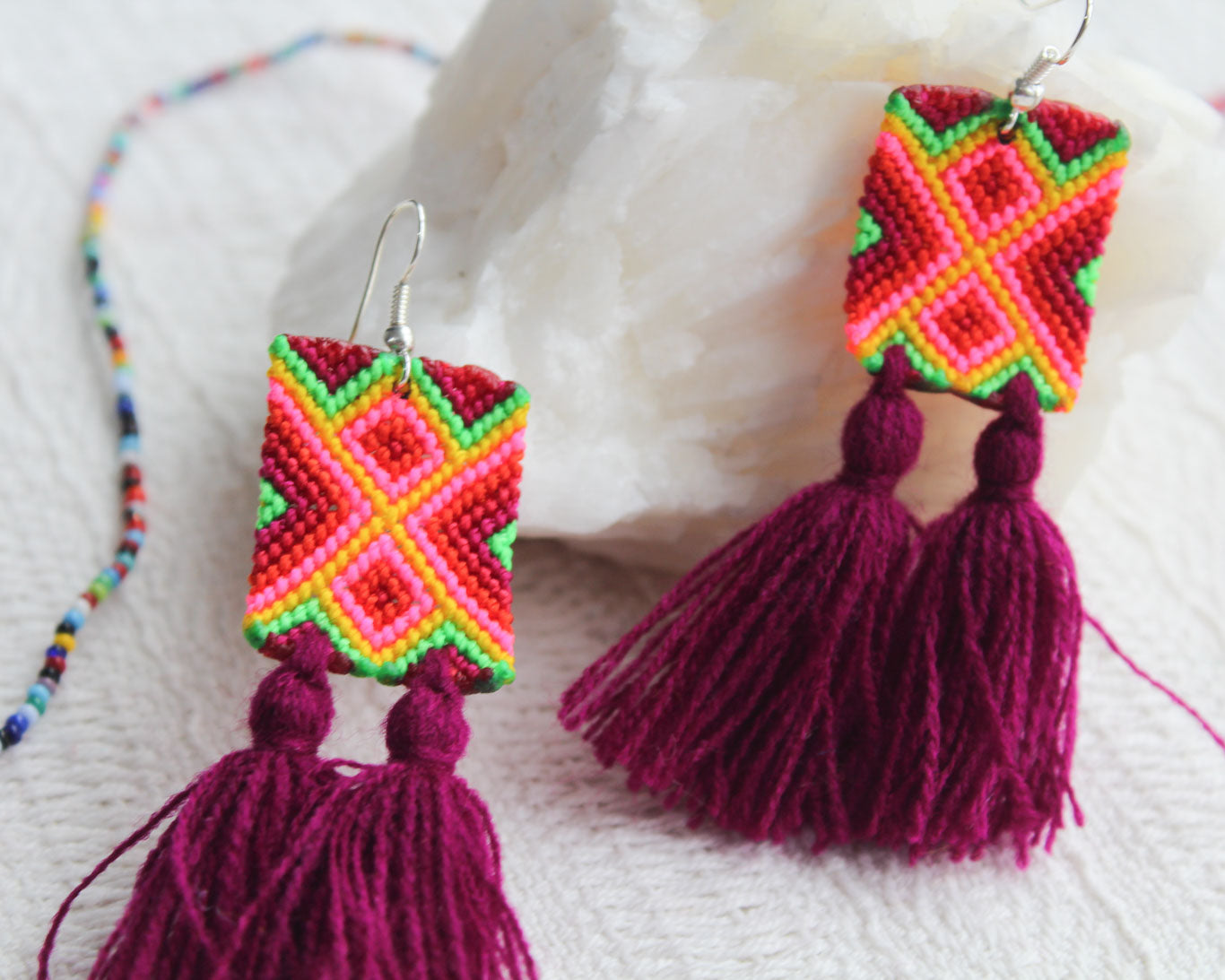 Aretes Rectángulos Tejidos Guinda Rosa Verde