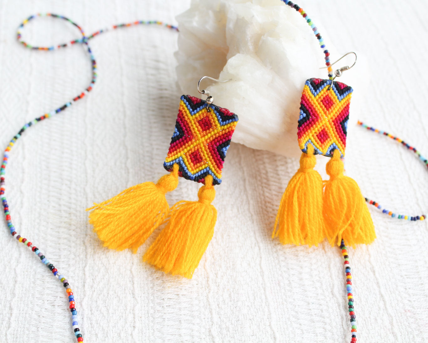 Aretes Rectángulos Tejidos Amarillo Rojo Azul