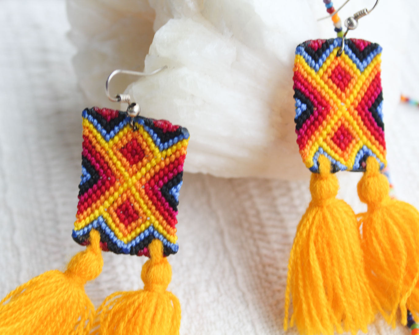 Aretes Rectángulos Tejidos Amarillo Rojo Azul