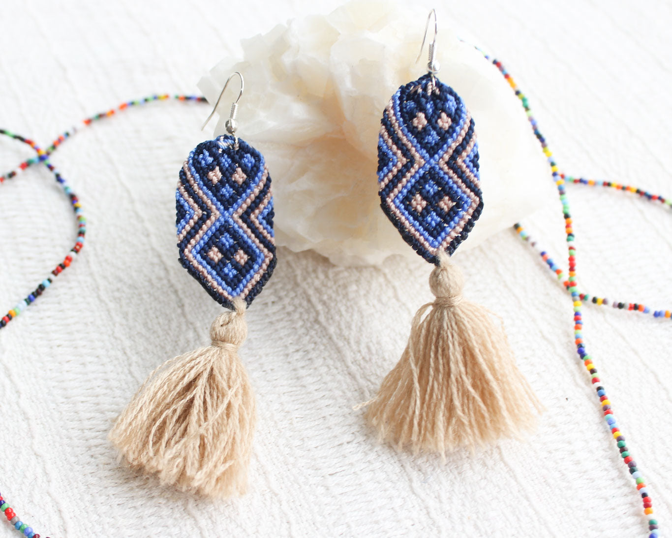 Aretes Rombos Tejidos Azul Marino Beige