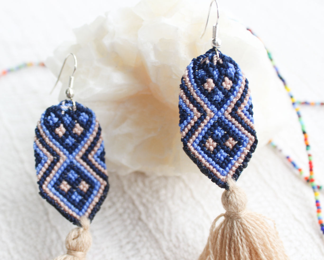 Aretes Rombos Tejidos Azul Marino Beige