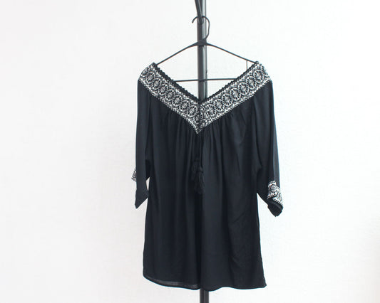 Blusa Cuello V Flores Negro