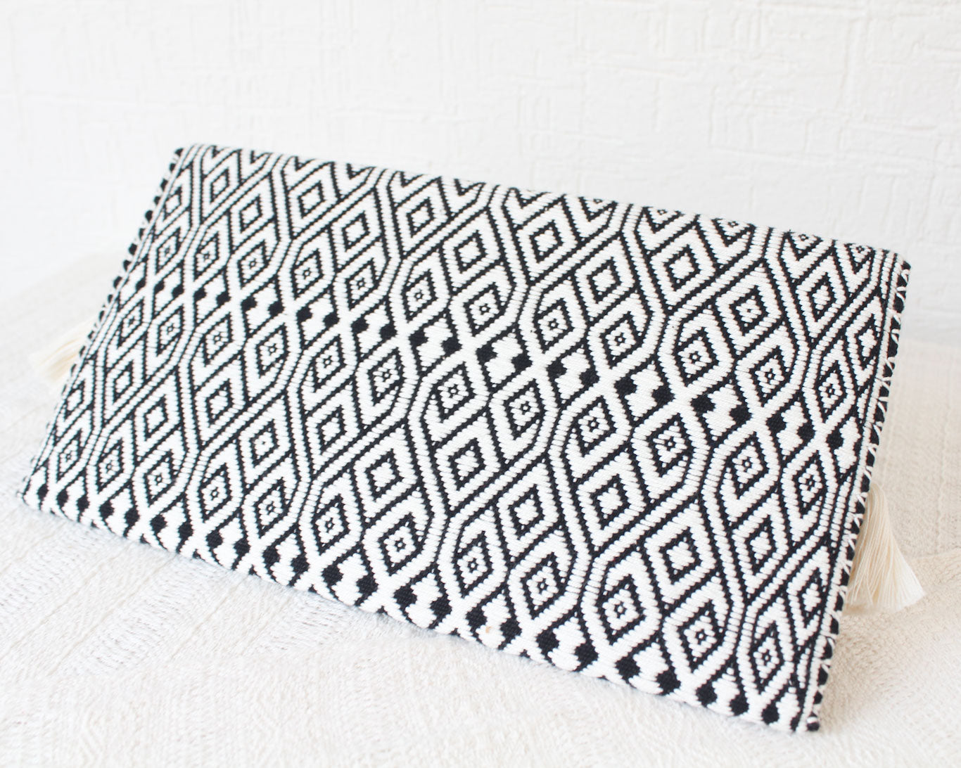 Clutch Artesanal Rizado Negro Blanco