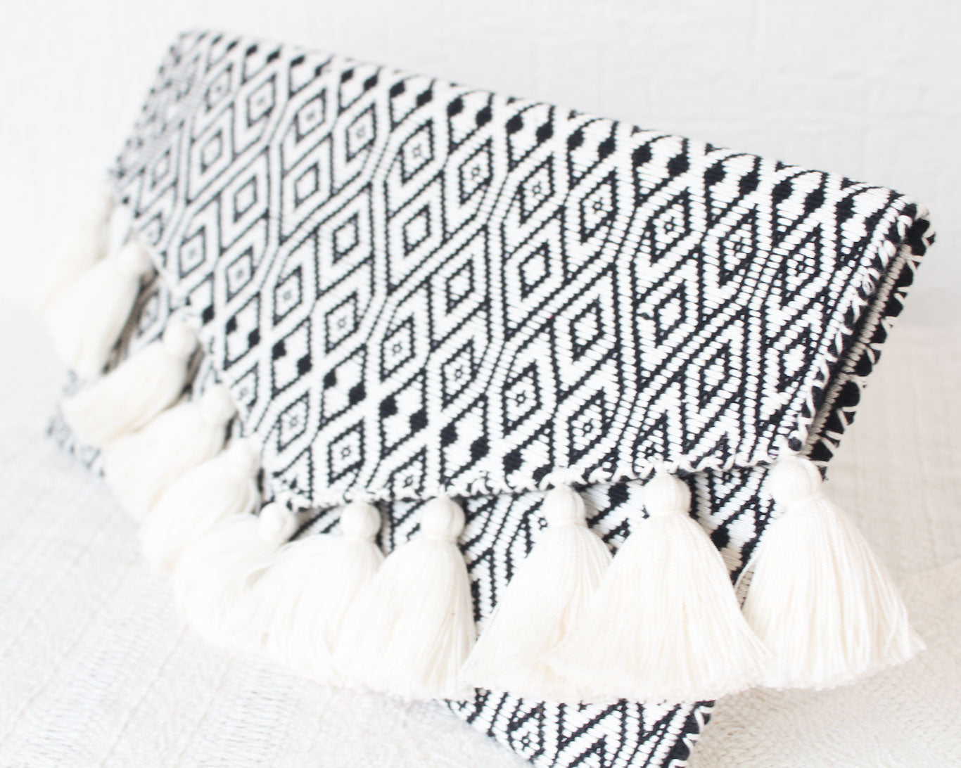 Clutch Artesanal Rizado Negro Blanco