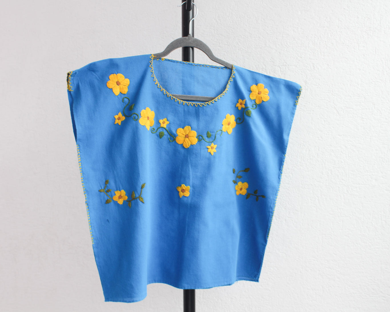 Blusa Corta Bordada Ana Azul  Florecitas