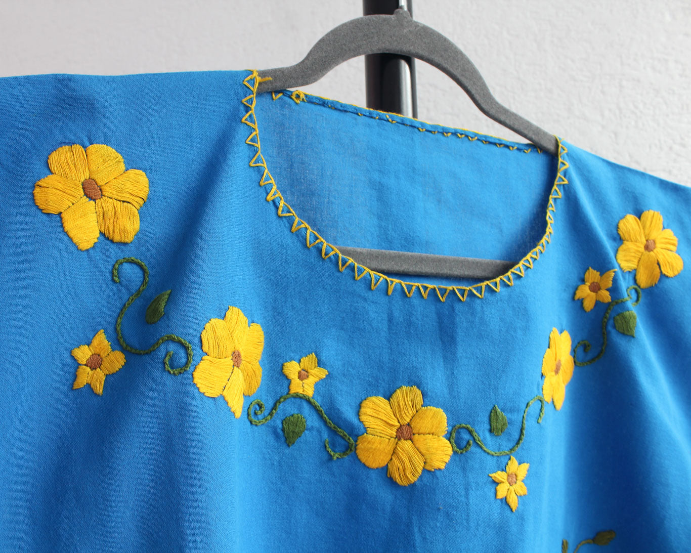 Blusa Corta Bordada Ana Azul  Florecitas