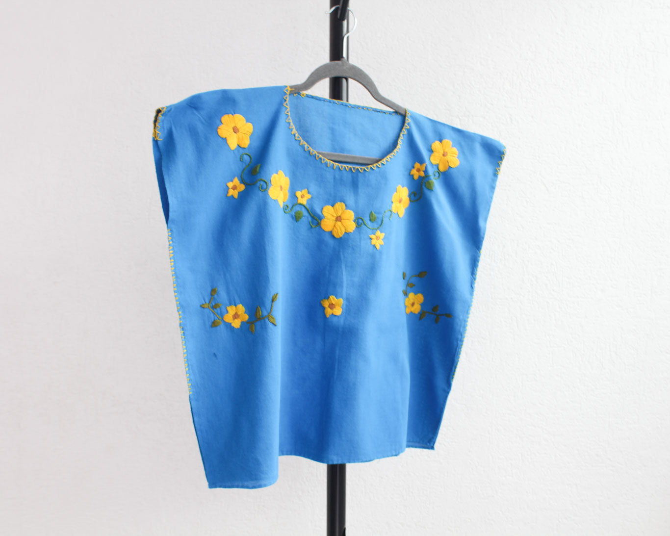 Blusa Corta Bordada Ana Azul  Florecitas