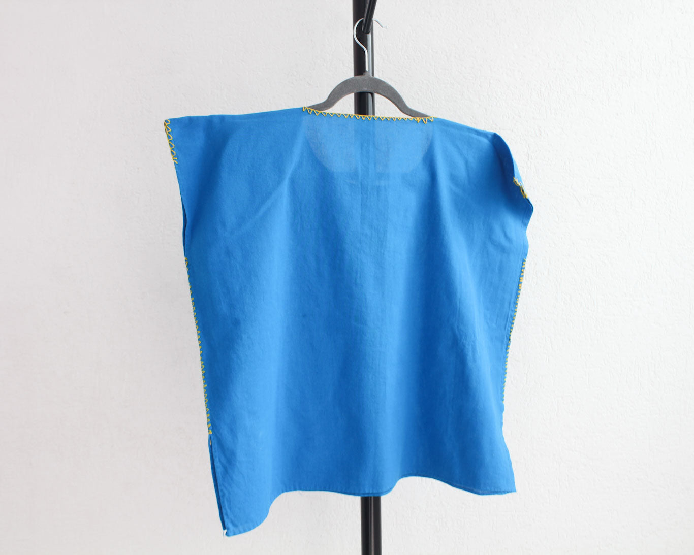 Blusa Corta Bordada Ana Azul  Florecitas