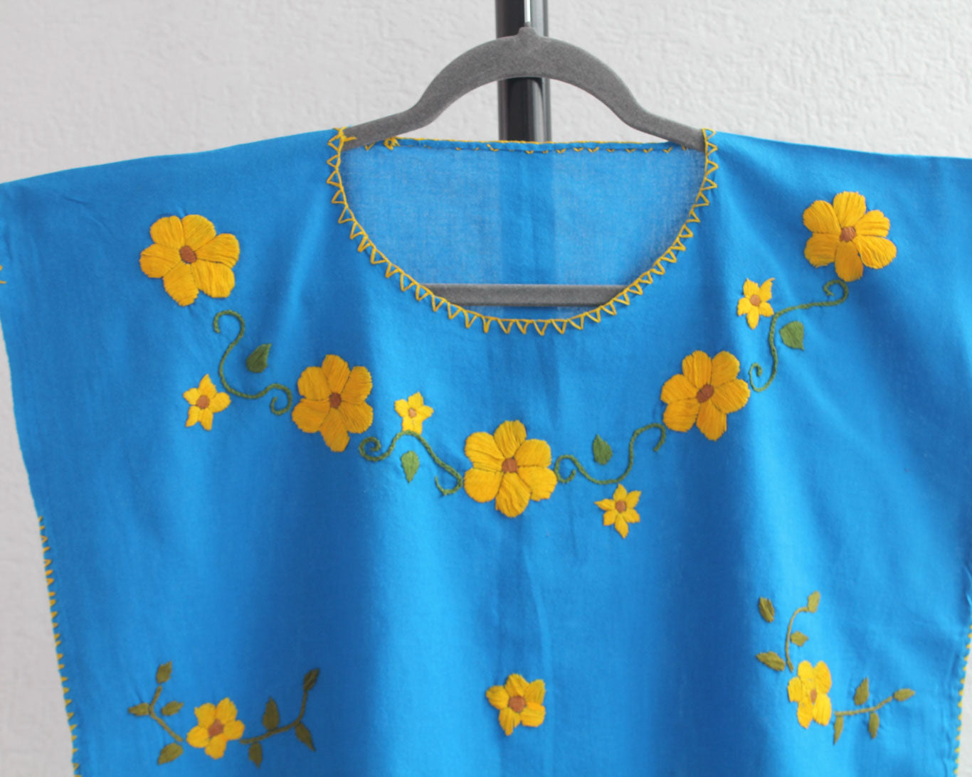 Blusa Corta Bordada Ana Azul  Florecitas