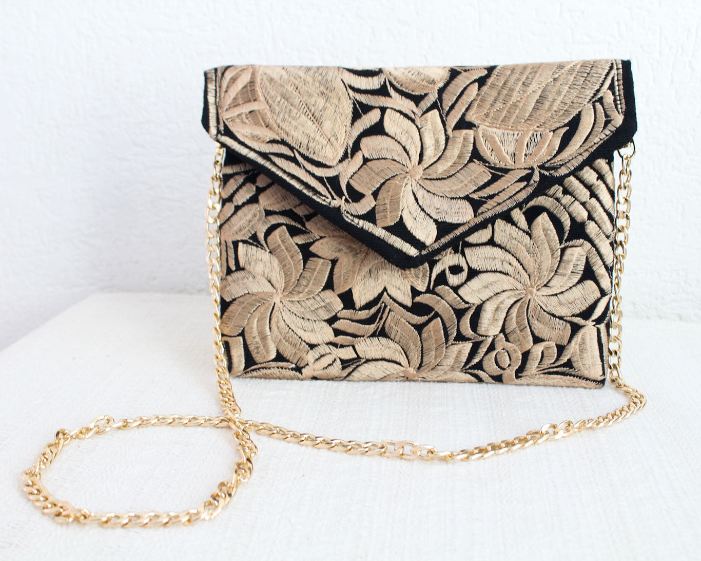 Clutch Bordado Dorado Negro