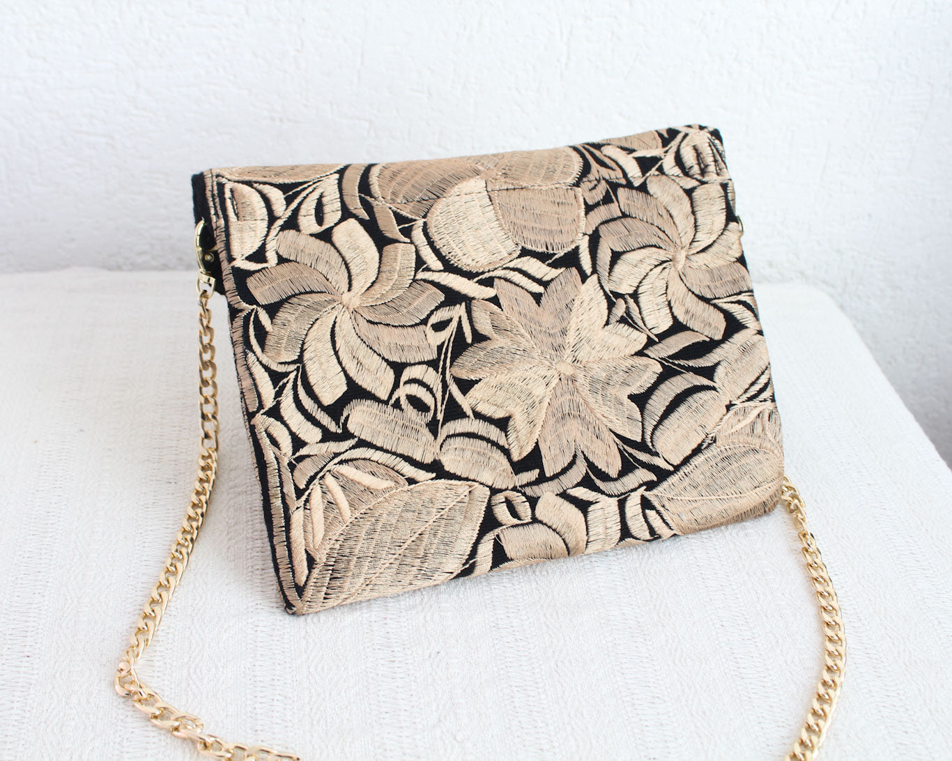 Clutch Bordado Dorado Negro