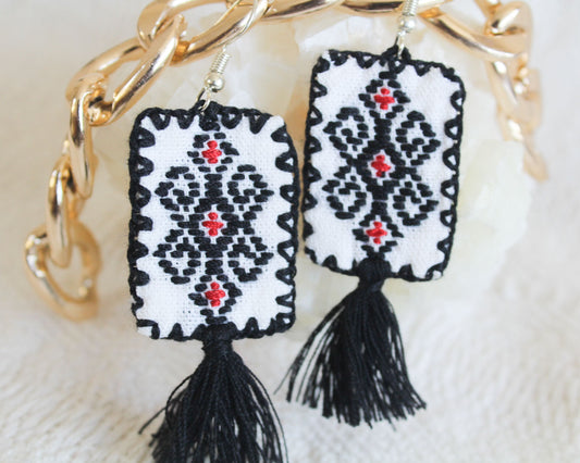 Aretes Rectángulos Bordado Negro Rojo