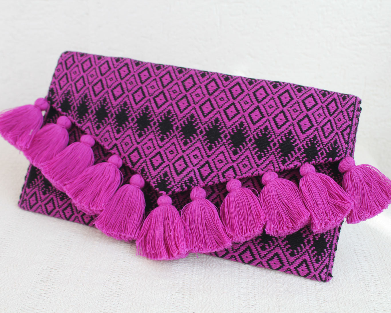 Clutch Artesanal SCH ’IXAL Corona Violeta Negro