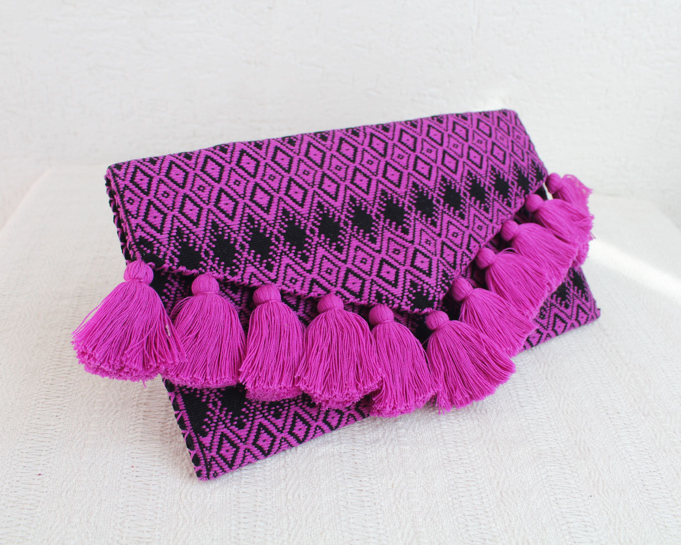 Clutch Artesanal SCH ’IXAL Corona Violeta Negro