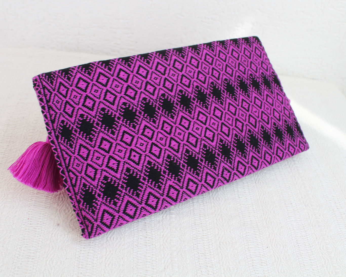 Clutch Artesanal SCH ’IXAL Corona Violeta Negro