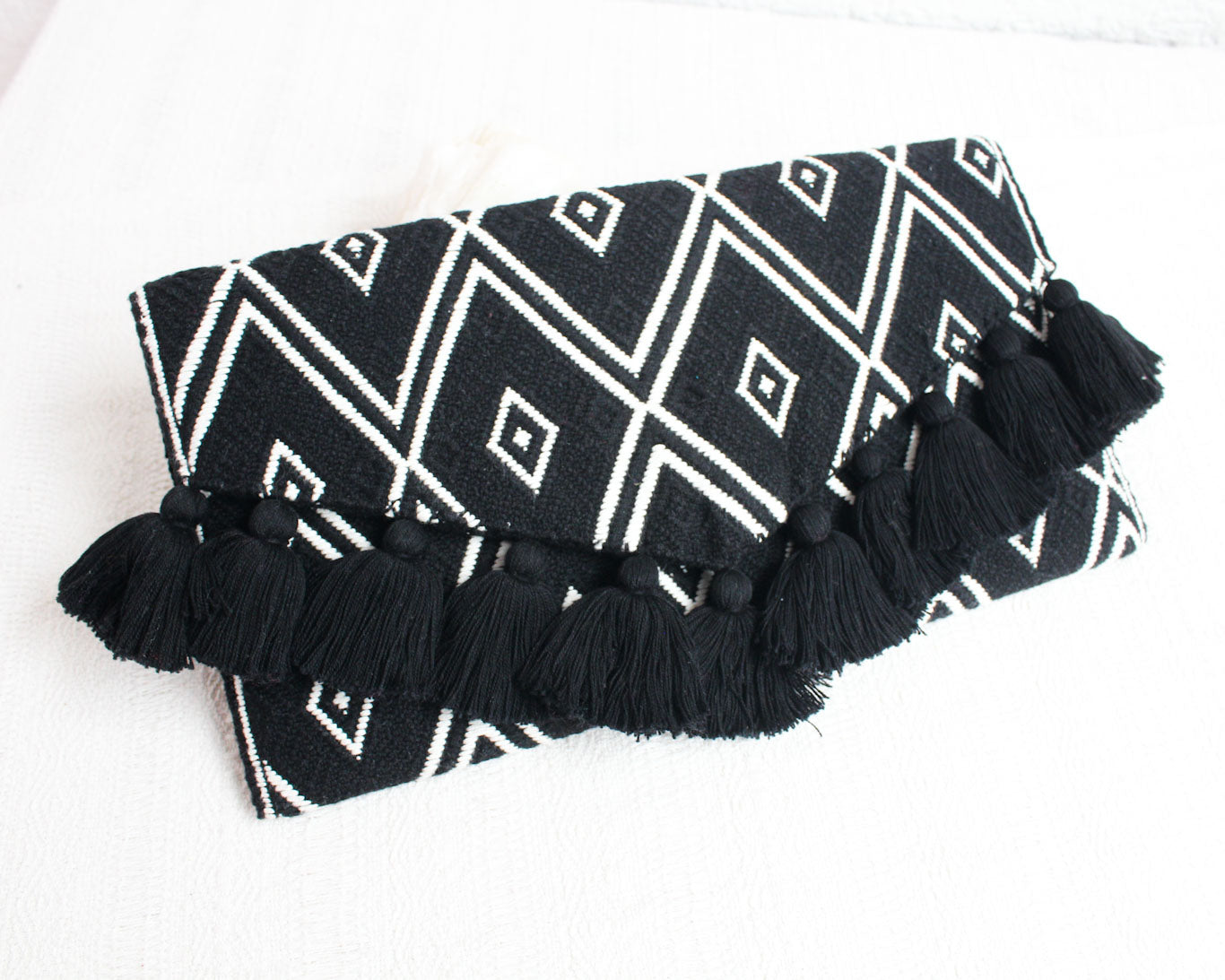 Clutch Artesanal "BATS’I LUCH" Negro Blanco