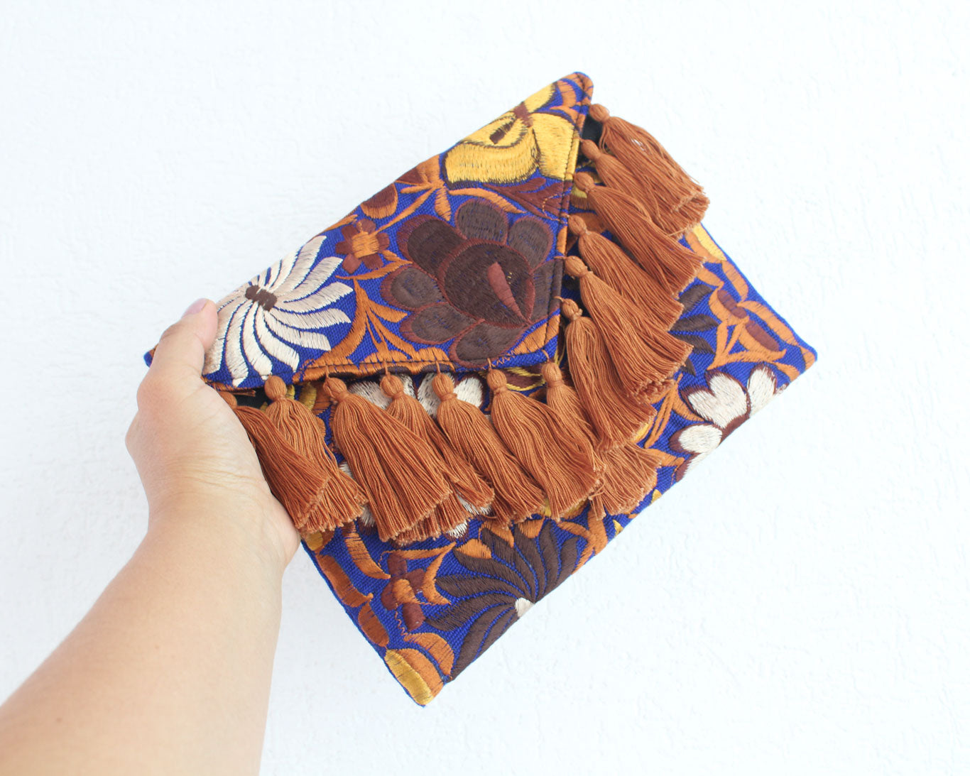 Clutch Bordado Azul Café y Beige