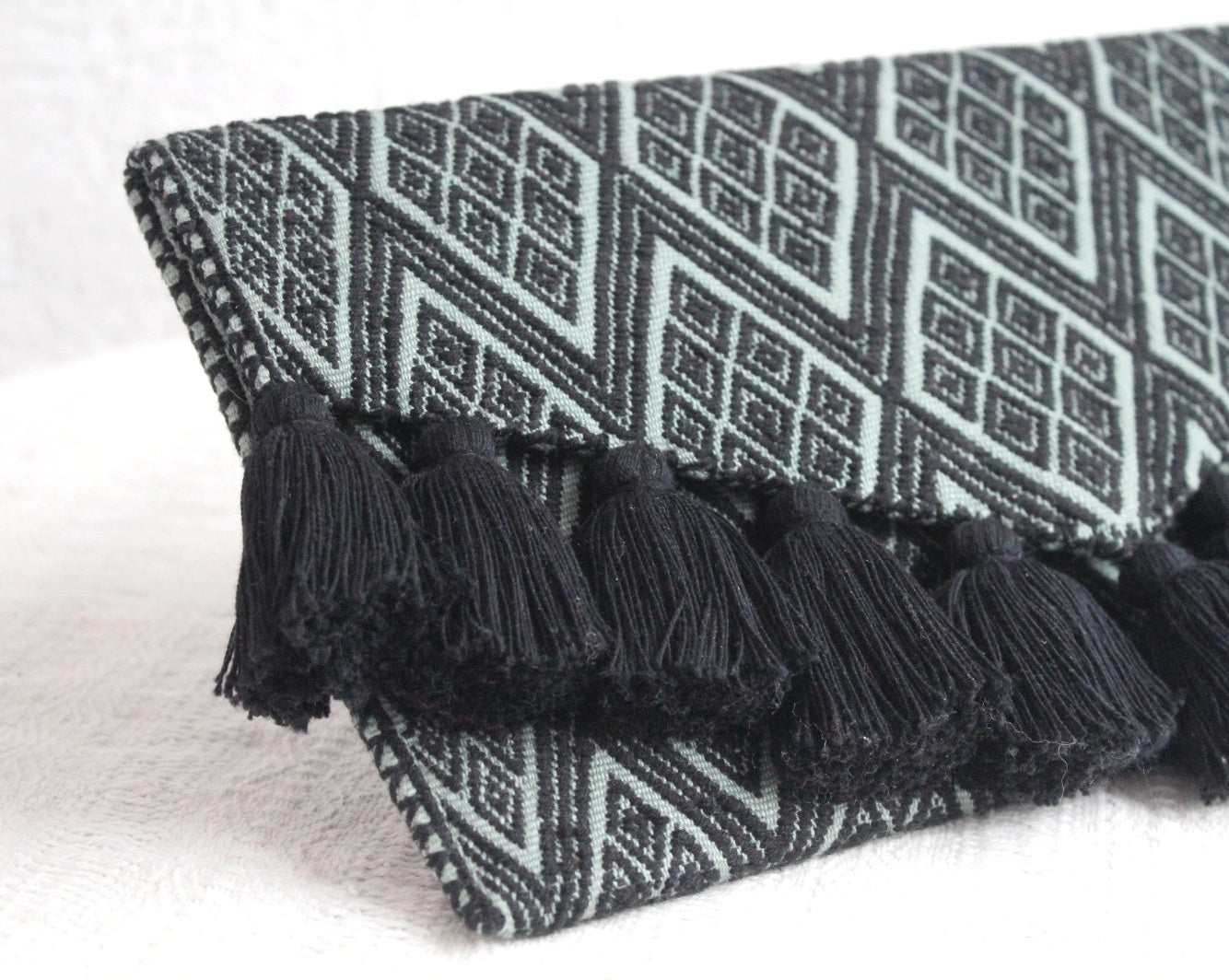 Clutch Artesanal "BATS’I LUCH" Negro Menta