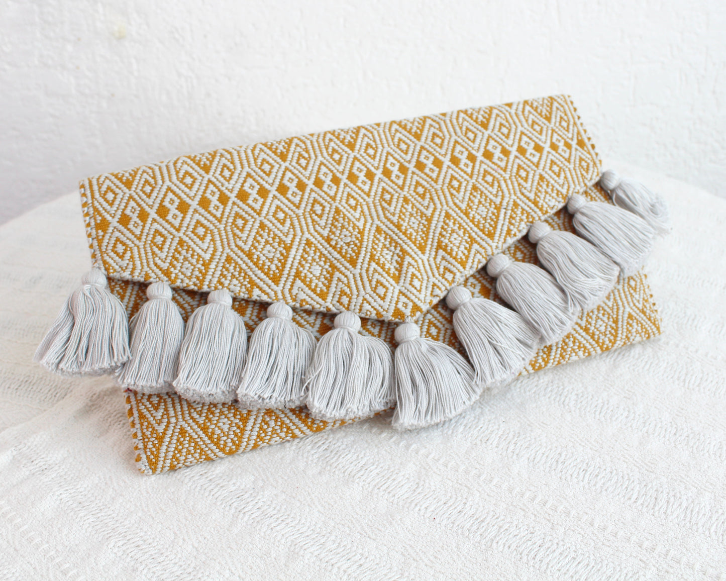 Clutch Artesanal Flores Gris Amarillo