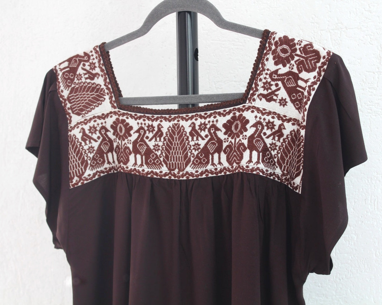Blusa Bordada Tania Café Pavo Reales L - XL