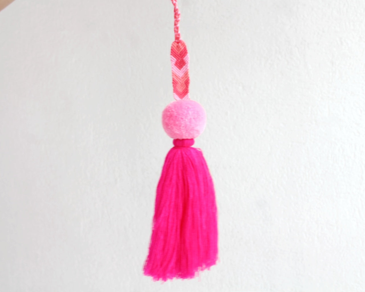 Campanitas, pompón y pulsera Rosa Mexicano