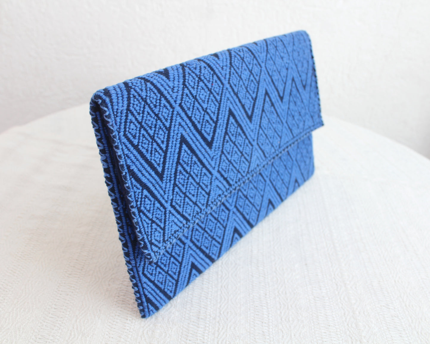 Clutch Artesanal "BATS’I LUCH" Azul Negro
