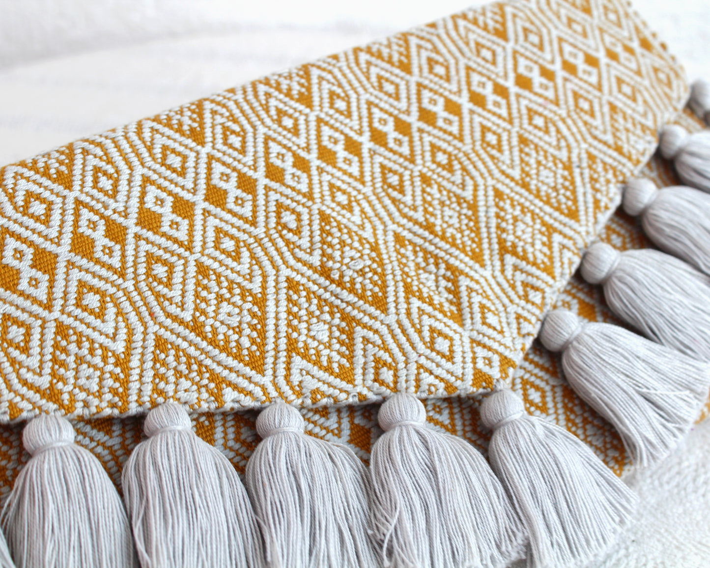 Clutch Artesanal Flores Gris Amarillo
