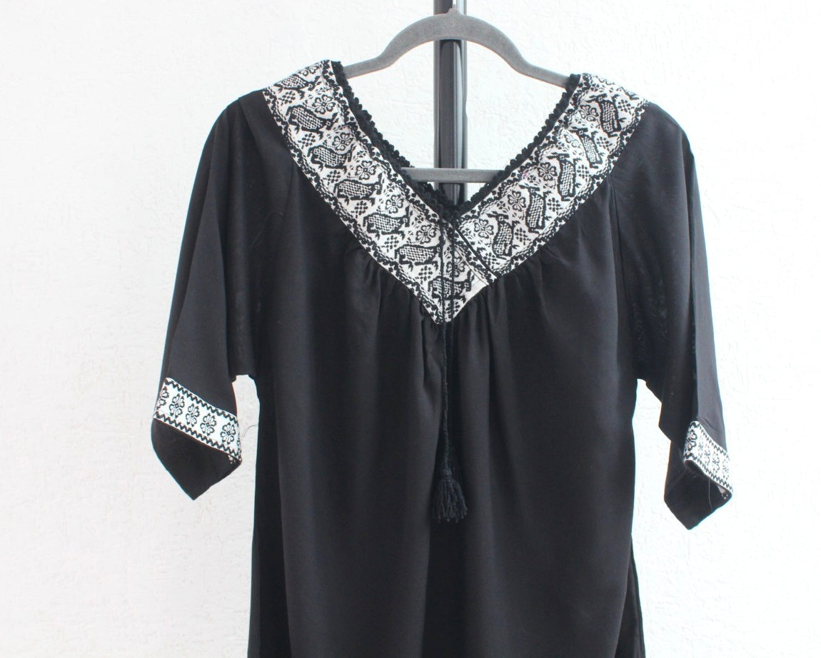 Blusa Cuello V Negro Conejos