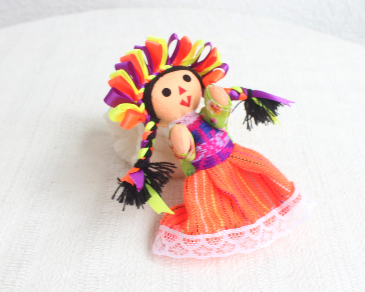 Muñeca Lelé Pequeña Naranja Amarillo Morado