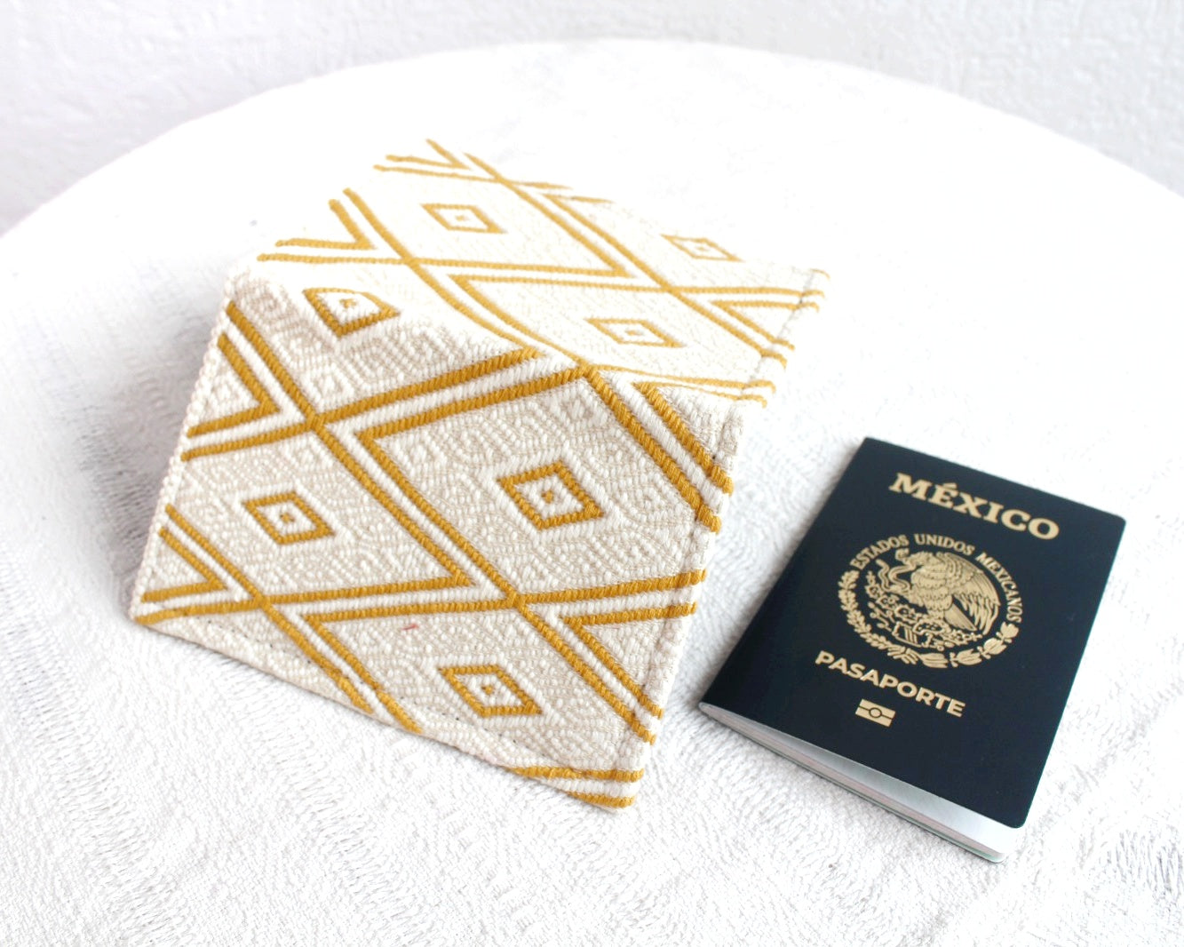 Porta Pasaporte Pejel Amarillo Blanco