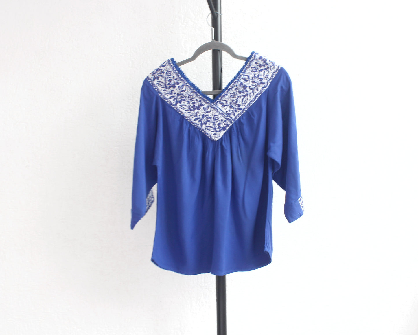 Blusa Cuello V Azul Rey Rosas