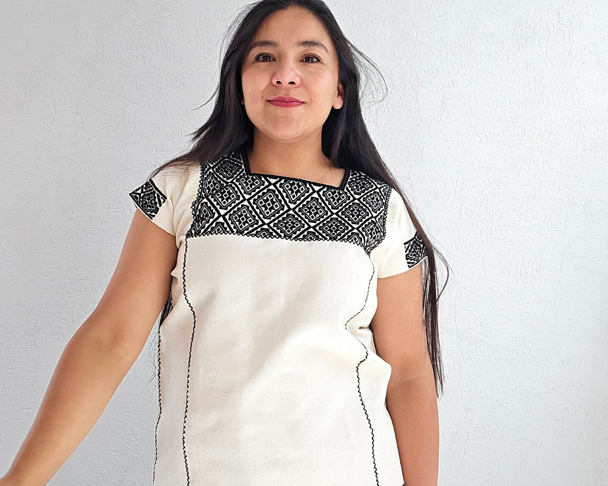 Huipil corto Laura Perla Negro