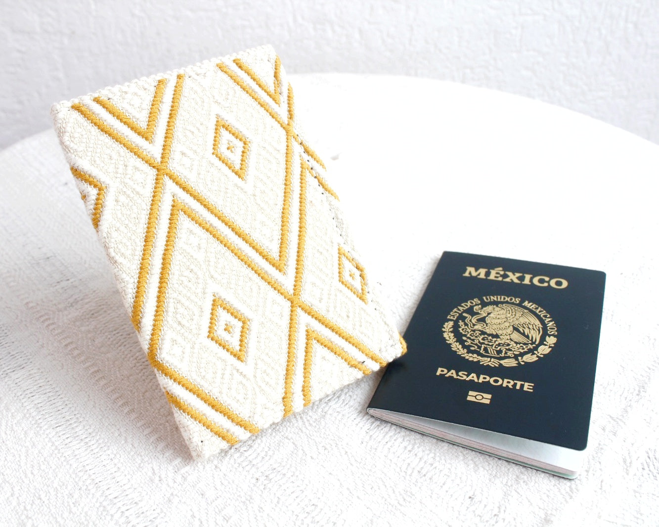 Porta Pasaporte Pejel Amarillo Blanco