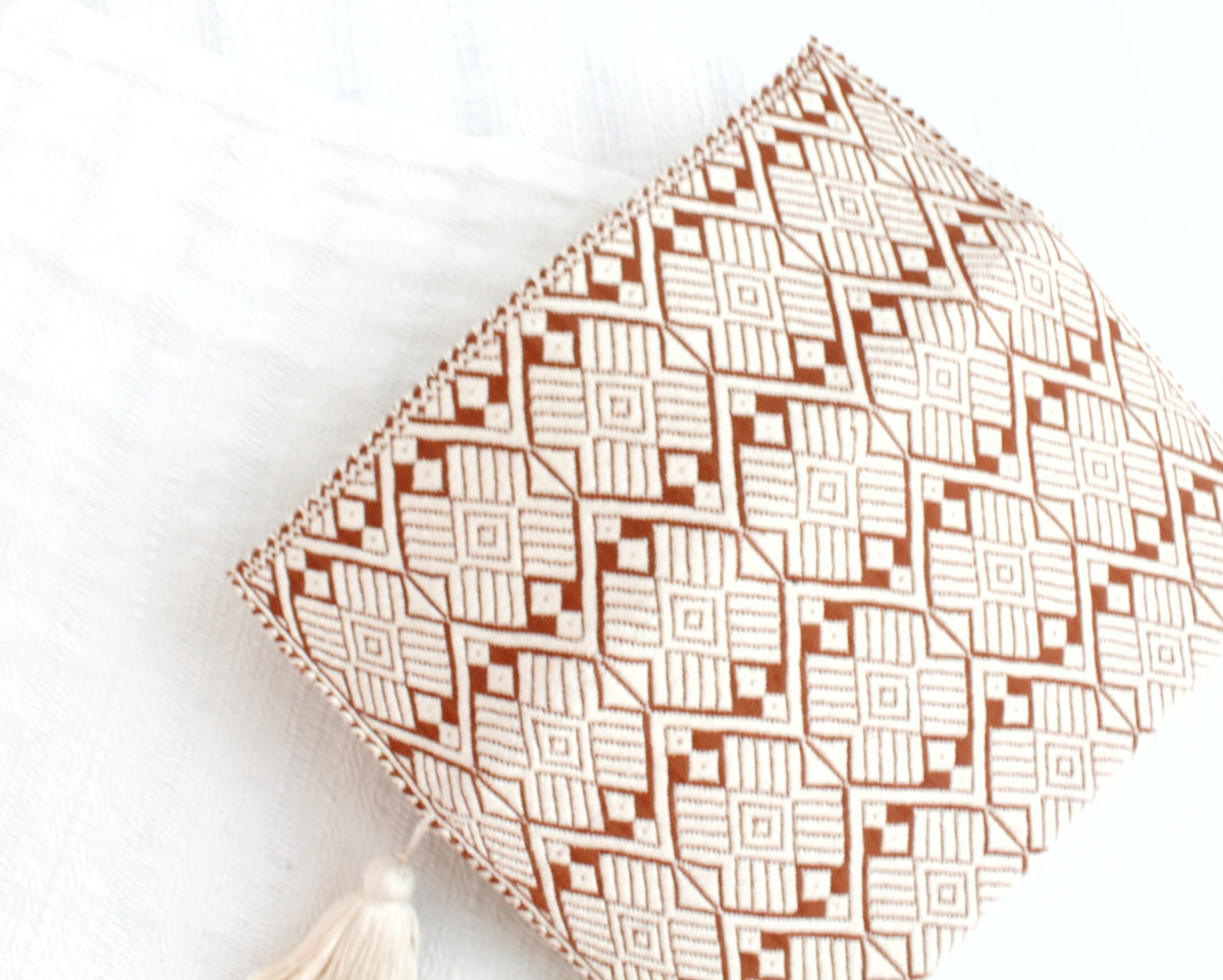Clutch Artesanal Estrellas Perla Marrón