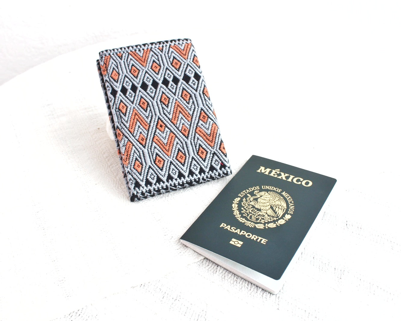 Porta Pasaporte Alas Gris Coral