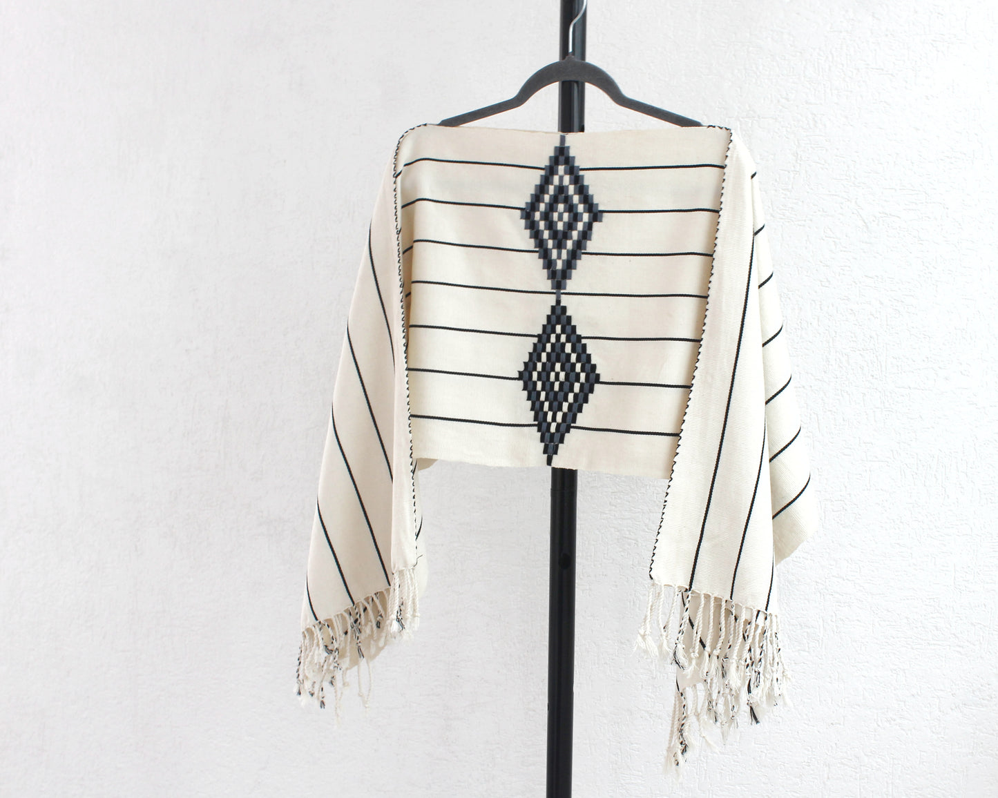 Jorongo Rombos Blanco Lineas Negras Gris
