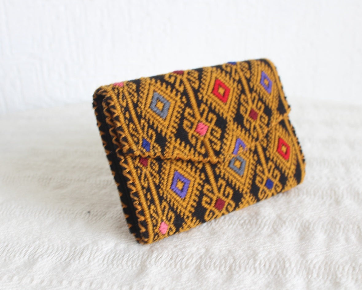 Cartera Estrellas con Coronas Mostaza Negro
